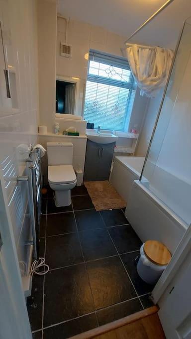 Maisonette With Patio 1 Double Bed Urmston Buitenkant foto